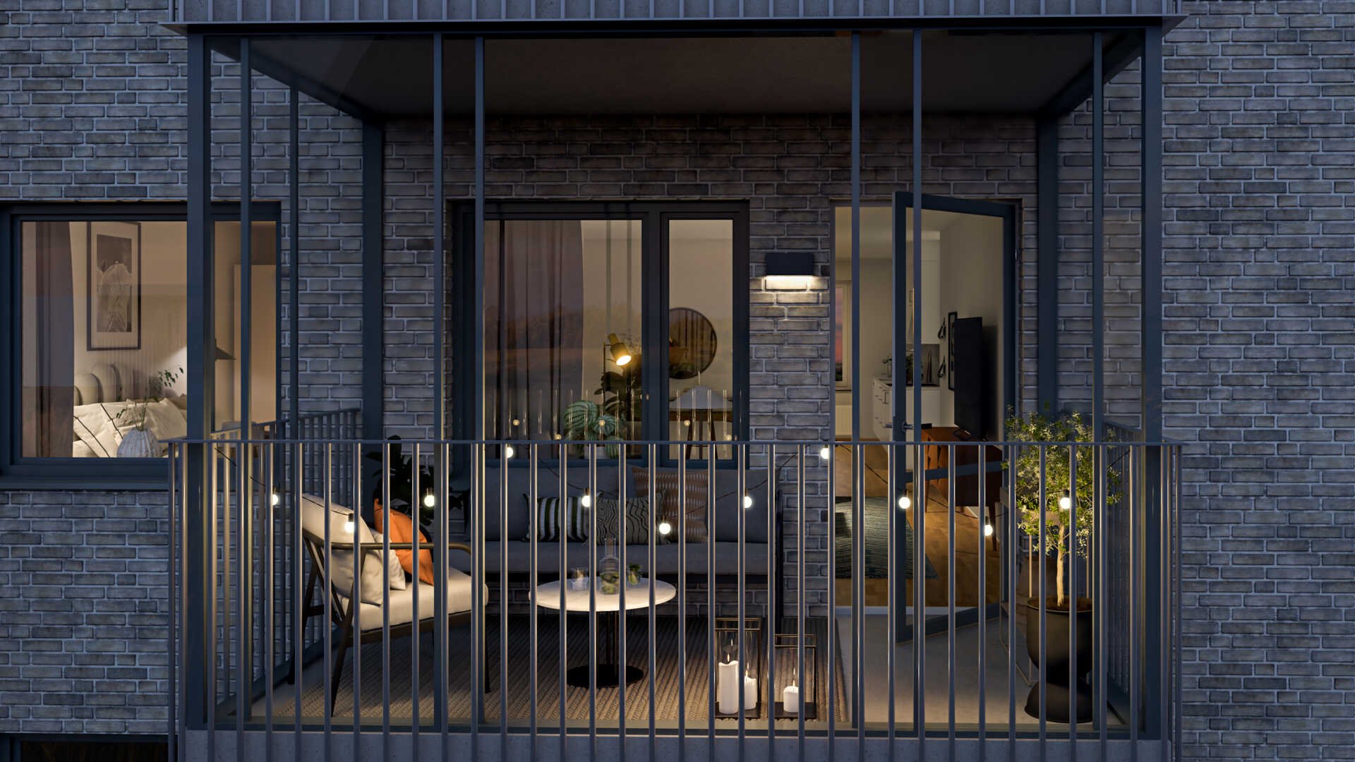 Balkong med sittgrupp och ljusslingor mot en fasad av grå tegelstenar