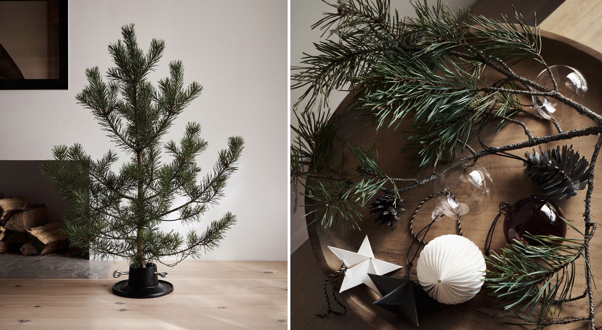 En liten konstgjord gran på ett träbord bredvid dekorativa julgransprydnader som stjärnor och kottar