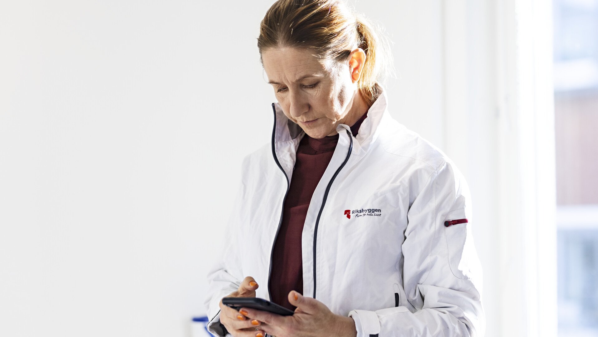 förvaltare med mobil.jpg