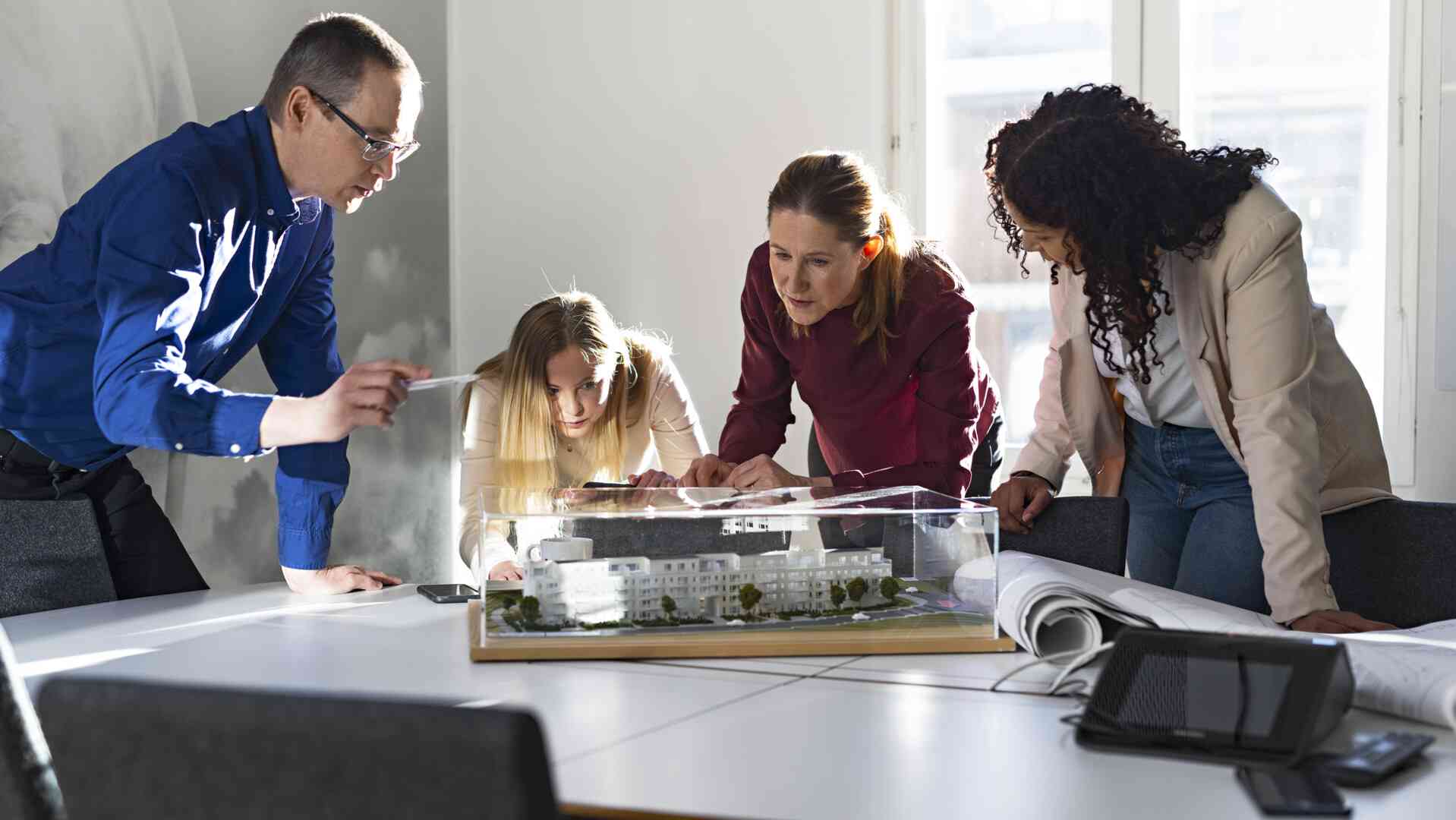 kollegor på kontor.jpg