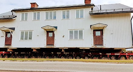 Tvåvåningshus av trä på hjul för transport