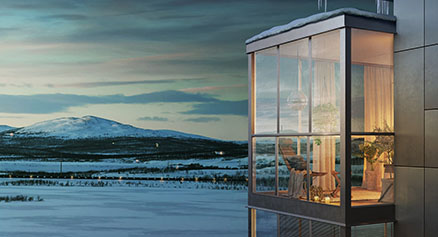 Glasveranda med kvällsutsikt över snöklädda berg och landskap