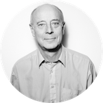 Porträtt av man i skjorta mot en vit bakgrund