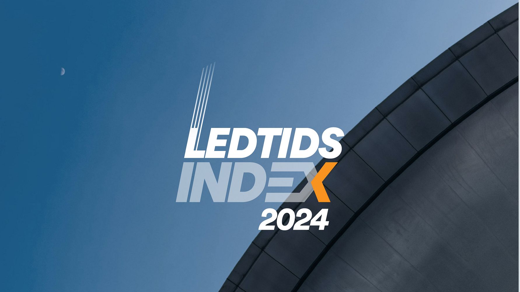 Logotyp för Ledtidsindex 2024 med en blå bakgrund och en del av en rundad byggnadsstruktur