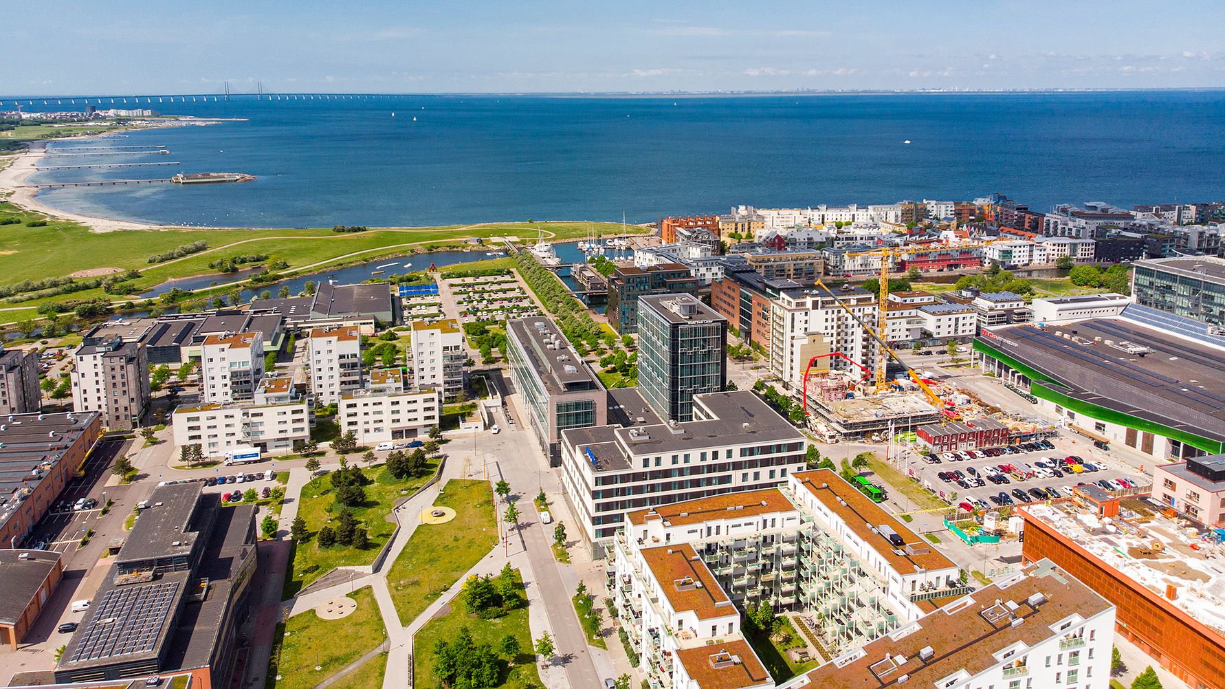 Flygbild över Västra Hamnen i Malmö med havet och Öresundsbron i bakgrunden