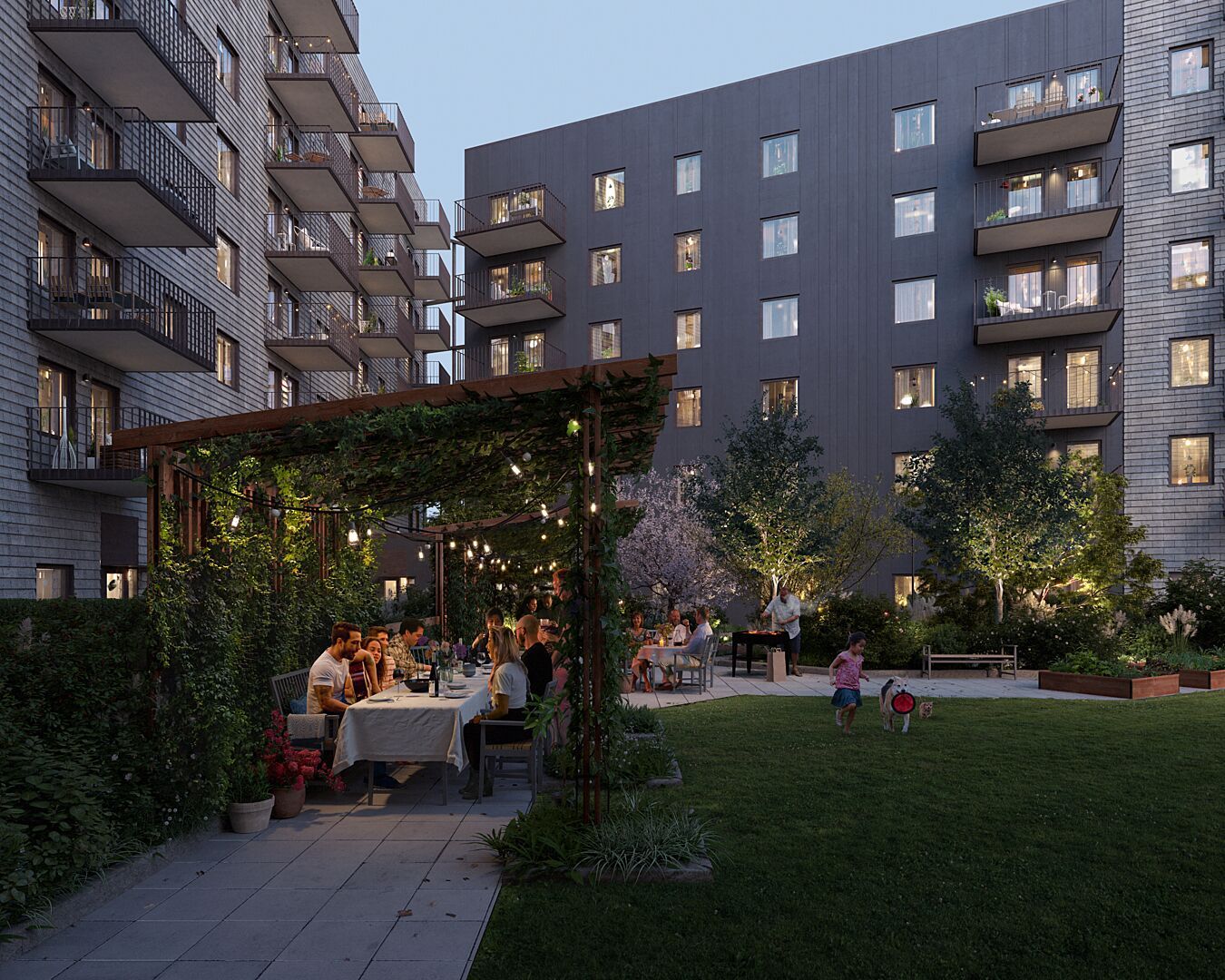 Bostadshus med flera våningar och balkonger, en grön innergård med människor som sitter vid ett bord och umgås, medan barn leker på gräsmattan