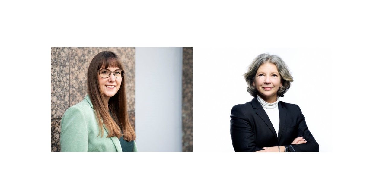 Två personer där den ena bär en grön kappa och den andra är klädd i en svart kavaj med korsade armar, fotograferade mot olika bakgrunder