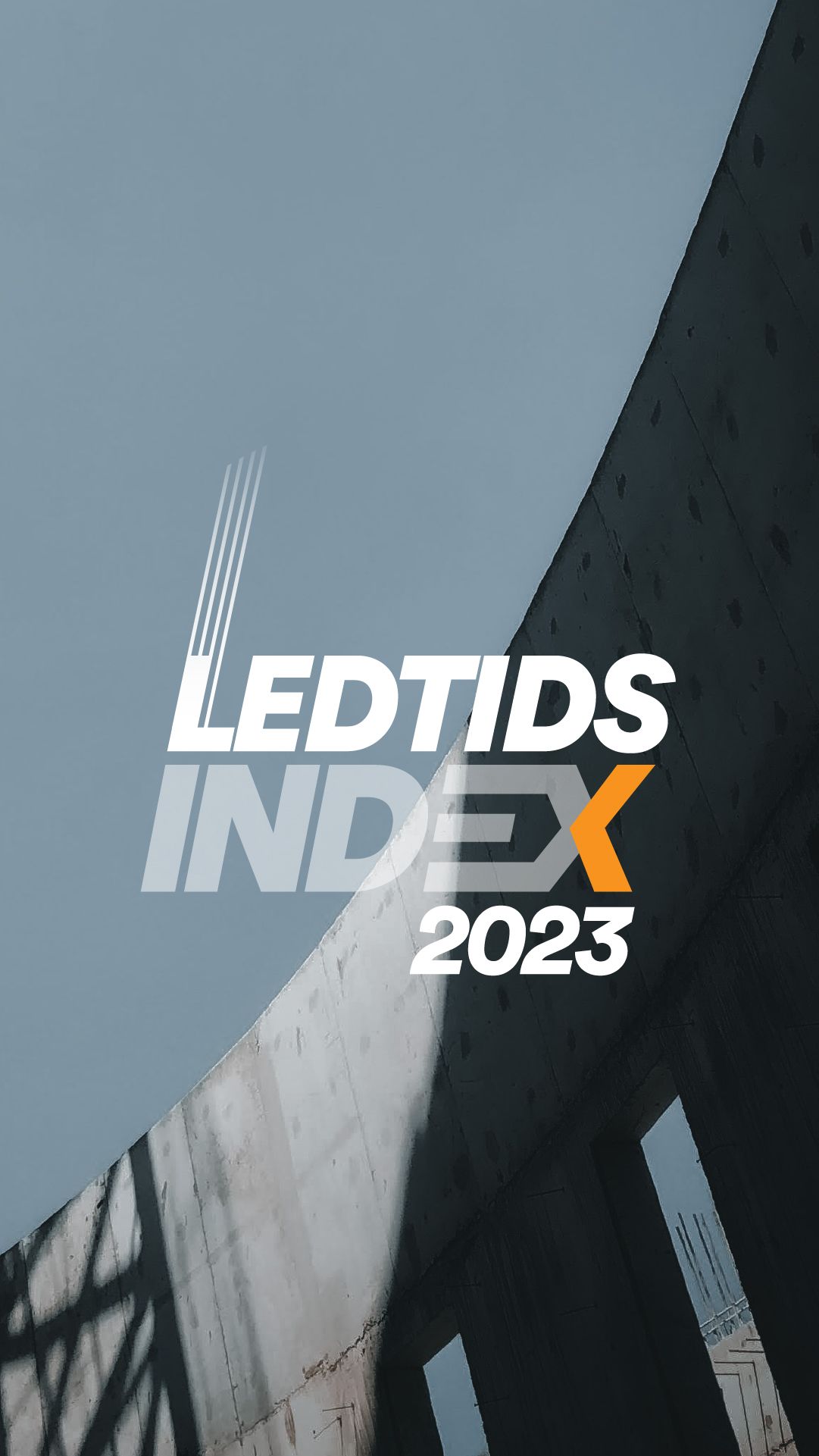 Text som visar "Ledtidsindex 2023" över en bild på en modern byggnadsstruktur mot himlen