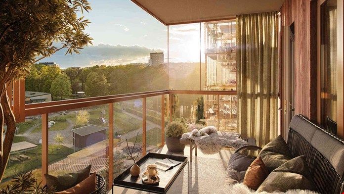 Solig och modern balkong med glasräcke, möbler och utsikt över grönska och byggnader i fjärran