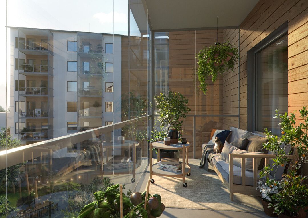 Modernt inglasat balkongområde med träpaneler, möbler, grönska och utsikt över en bostadsbyggnad och trädgård