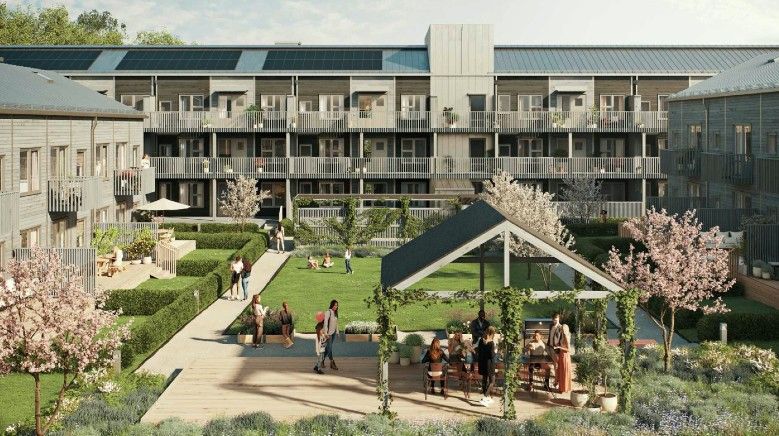 Modernt flerfamiljshus med träfasad och solpaneler, omgiven av en grön innergård med planteringar, träd, sittplatser och människor som umgås