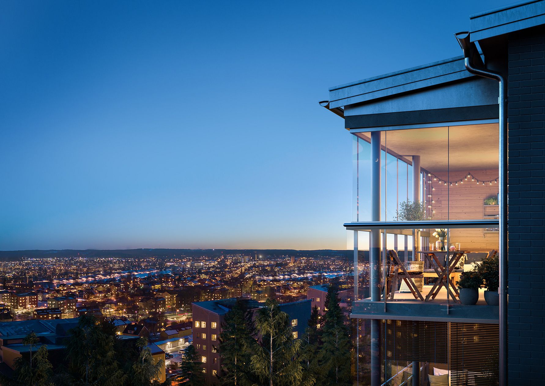 Exteriör av en modern lägenhet med stora glaspartier och balkong dekorerad med ljusslingor, med utsikt över en upplyst stad under en klar kvällshimmel