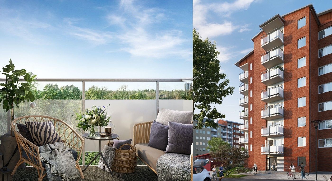 Balkong med möbler och växter, framför gröna träd under en blå himmel. Till höger ett flerfamiljshus i röd tegel med balkonger och omgivande grönska