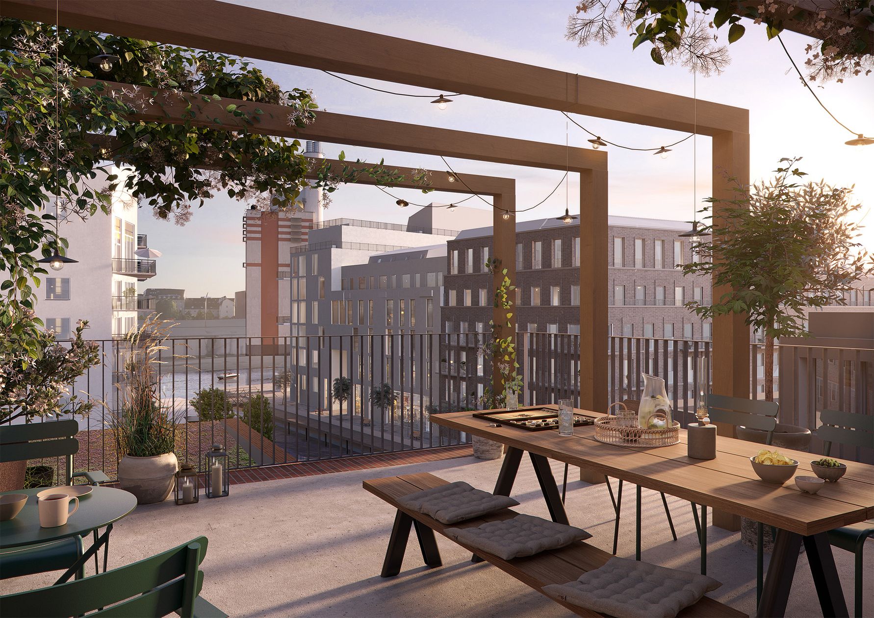 Utsikt från en terrass med träbord och bänkar, omgiven av växter och modern stadsbebyggelse i bakgrunden