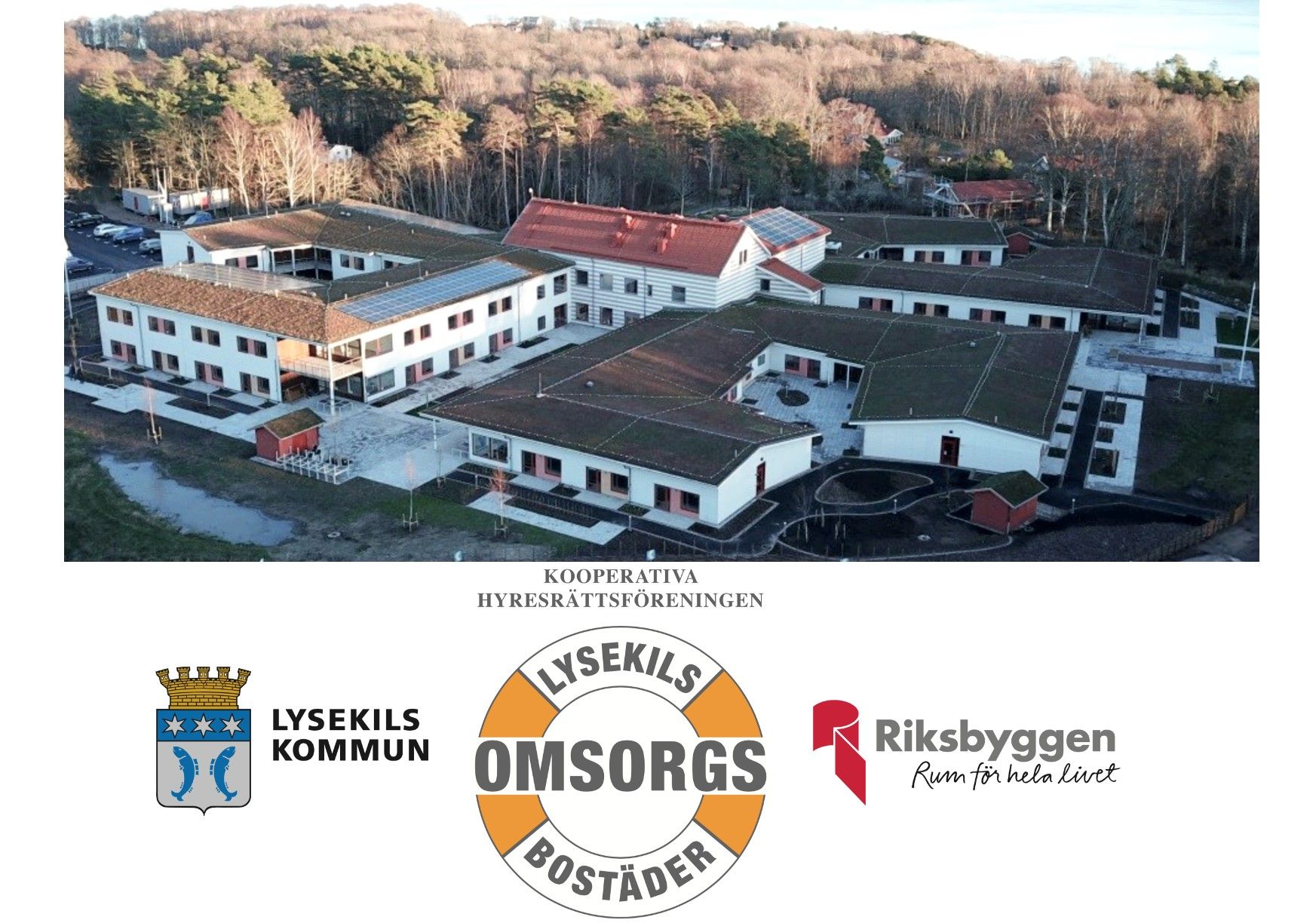 Flygvy över byggnadskomplex med vita fasader och röda tak, omgiven av skog. Logotyper för Lysekils kommun, Lysekils Omsorgs Bostäder och Riksbyggen visas nedanför bilden