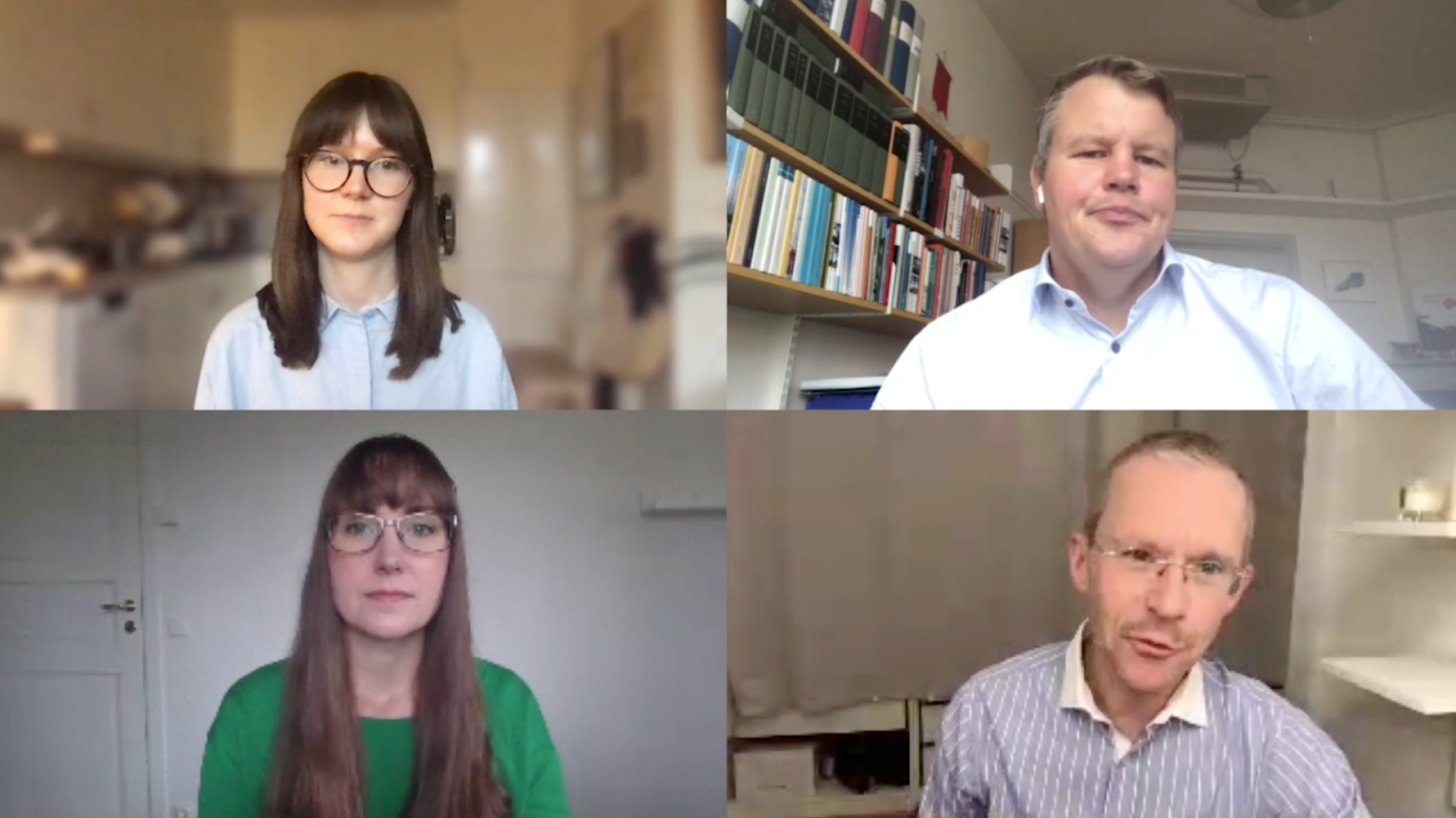 Fyra personer deltar i ett videomöte, med bakgrunder som visar ett kök, en bokhylla, en dörr och gardiner