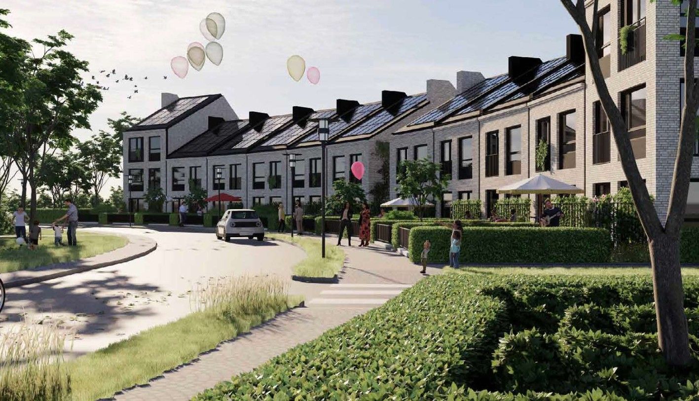 Rad av moderna radhus med solpaneler på taket, omgivna av grönska och gångvägar, med människor och ballonger i bakgrunden
