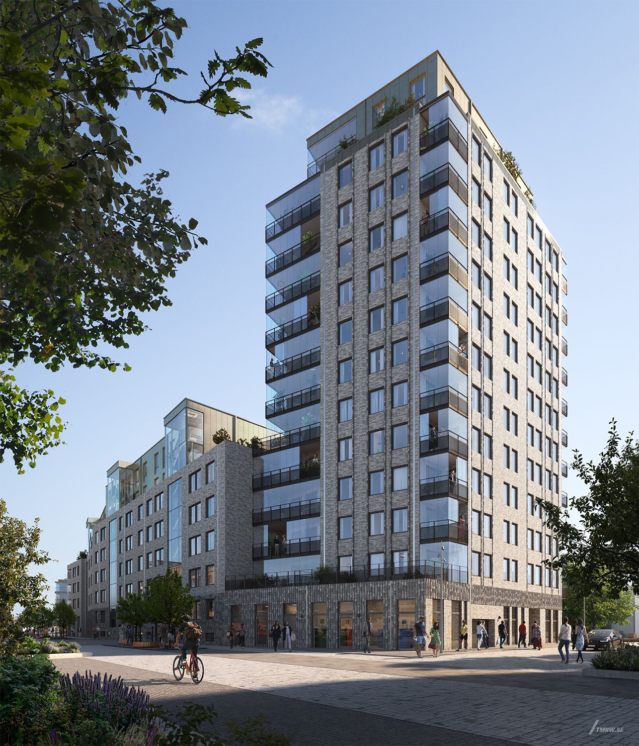 Modernt bostadshus i flera våningar med glasbalkonger, omgiven av träd och människor på en solig dag