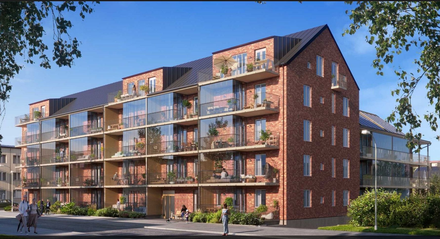 Flerbostadshus i tegel med stora glasbalkonger, omgivna av grönska och en blå himmel