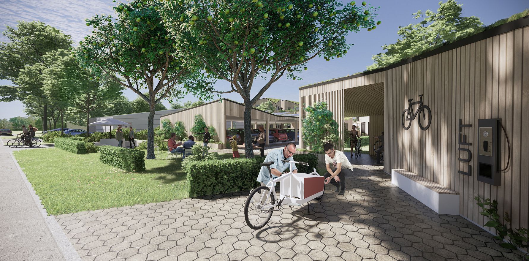 En modern bostadsgård med träbyggnader, gröna gräsmattor, träd och buskar. En lastcykel står parkerad nära två personer som sitter och pratar