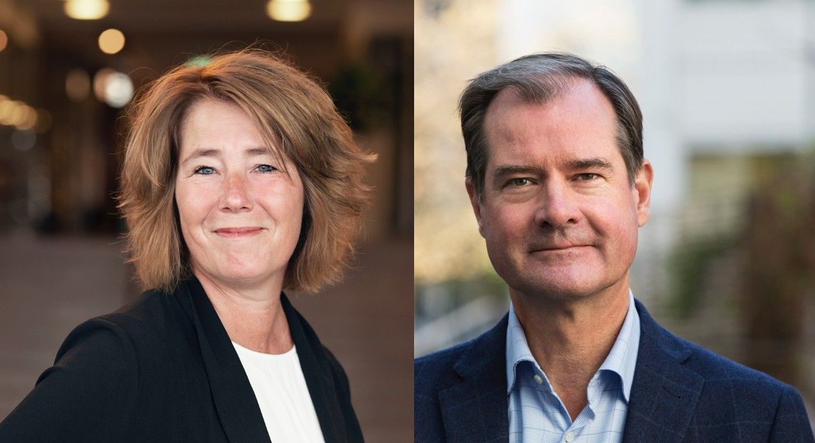 En kvinna i svart kavaj och vit topp står inomhus, och en man i blå kavaj och ljusblå skjorta står utomhus med en oskarp bakgrund