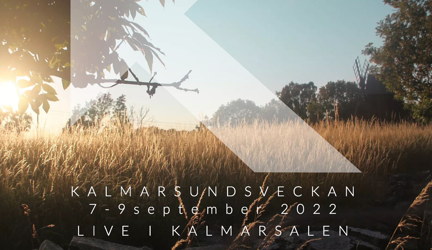 Landskap med en solbelyst åker, träd i bakgrunden och text som visar "Kalmarsundsveckan 7–9 september 2022 Live i Kalmarsalen