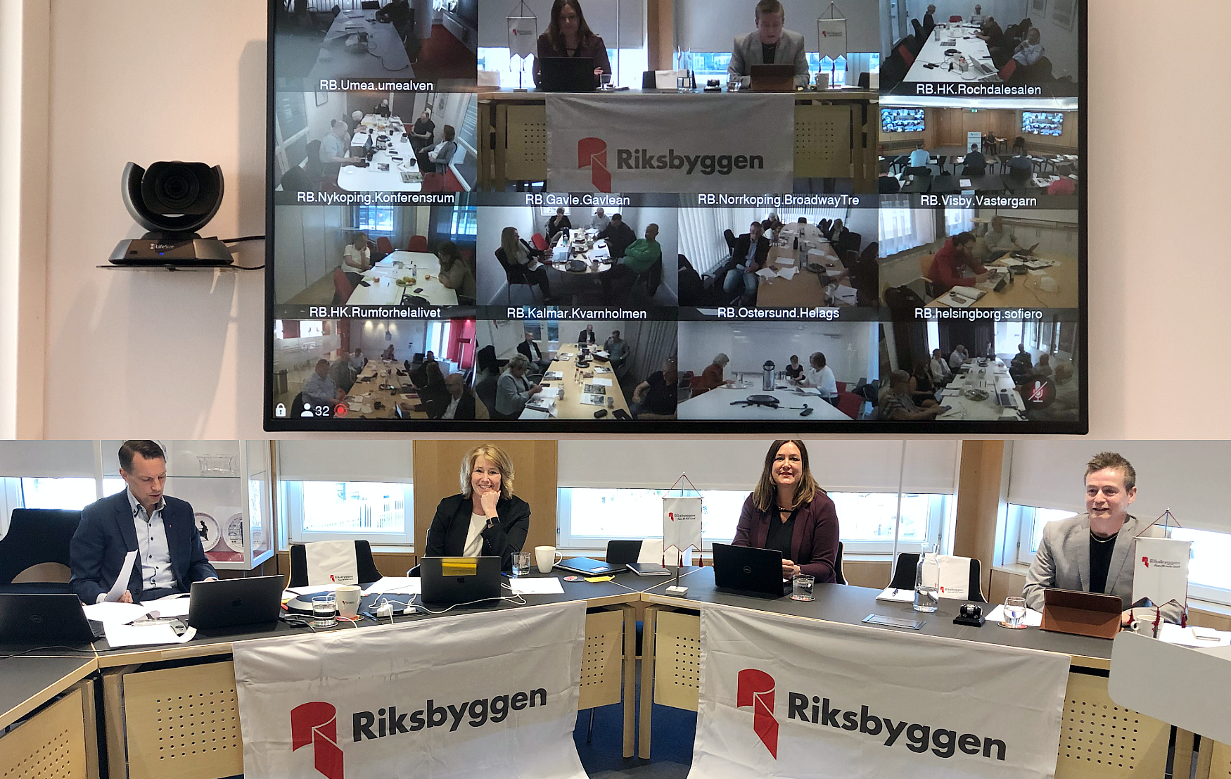 Videokonferens med flera deltagares skärmar visade, under ett möte organiserat av Riksbyggen. Fyra personer sitter vid ett bord med laptops och dokument framför sig, omgivna av företagsbanderoller