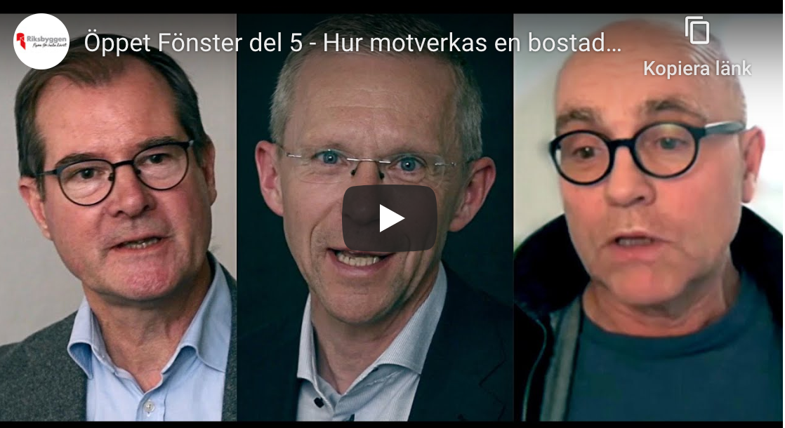 Tre personer i formella kläder mot en mörk bakgrund, med texten "Öppet Fönster del 5 - Hur motverkas en bostad