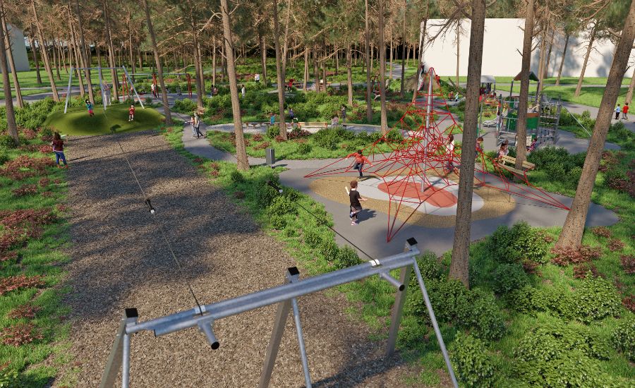 Lekplats i en skogspark med klätternät, gungor och grusgångar omgivna av träd och grönska