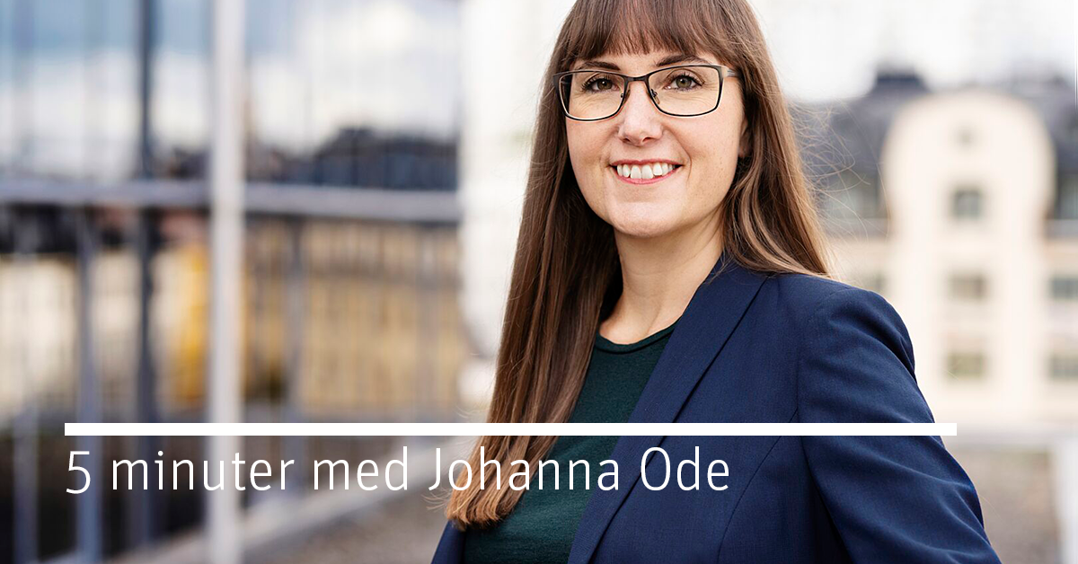 Kvinna i blå kavaj och grön topp står utomhus, med moderna byggnader och reflekterande glas i bakgrunden. Text på bilden lyder: "5 minuter med Johanna Ode