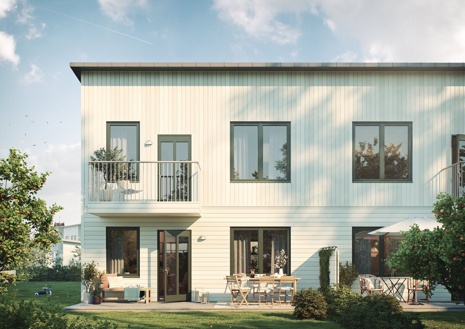 Modern tvåvåningshus i ljus fasad med stora fönster, en balkong, och möblerad trädgård med utemöbler