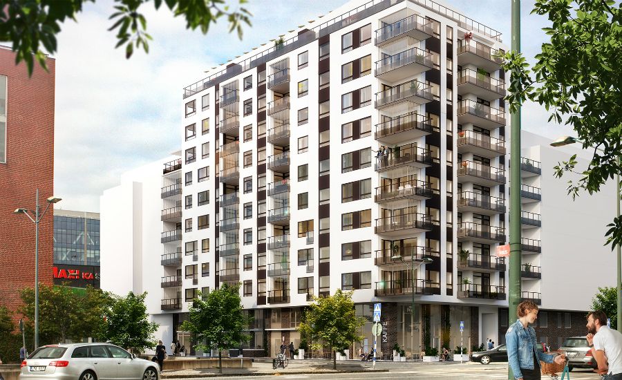 Modernt flerfamiljshus med balkonger och stora fönster, omgivna av grönska och stadsmiljö. I förgrunden syns människor och gatuaktivitet