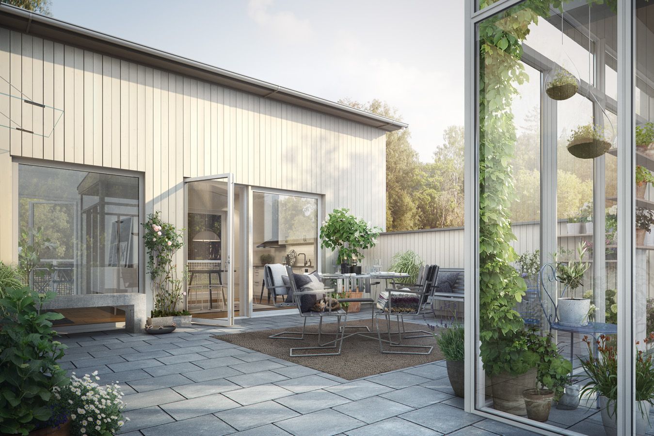 Modern uteplats med stenläggning, trädgårdsmöbler och grönska, omgiven av ett ljust trähus med stora fönster