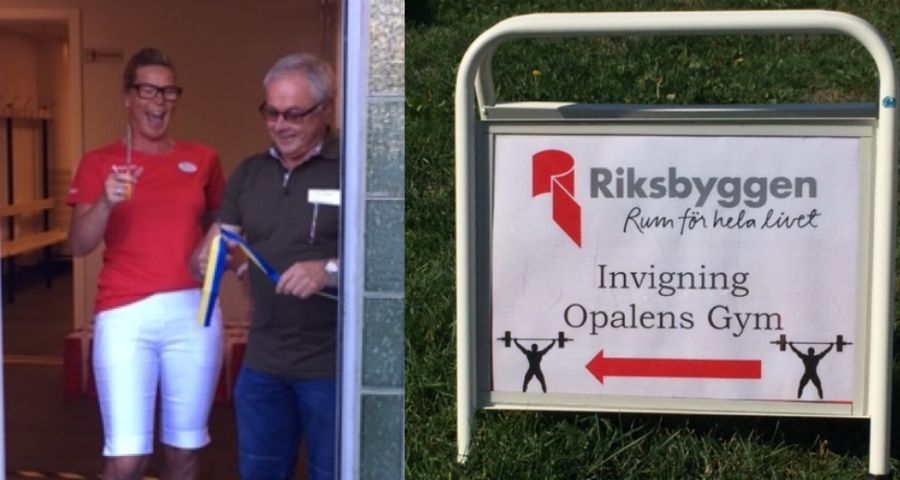 Två personer står bredvid varandra, varav en håller i ett glas och ett blågult föremål. Till höger finns en skylt med texten "Riksbyggen - Rum för hela livet" och "Invigning Opalens Gym" med en viktstångsikon
