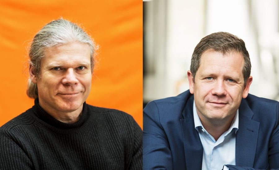 Två personer, den ena med grått långt hår och svart tröja framför en orange bakgrund, och den andra i kostymjacka och skjorta framför en ljus bakgrund