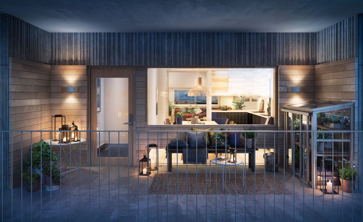 Balkong med trävägg, soffmöbler, lantliga lyktor och växter, med utsikt in mot ett modernt vardagsrum