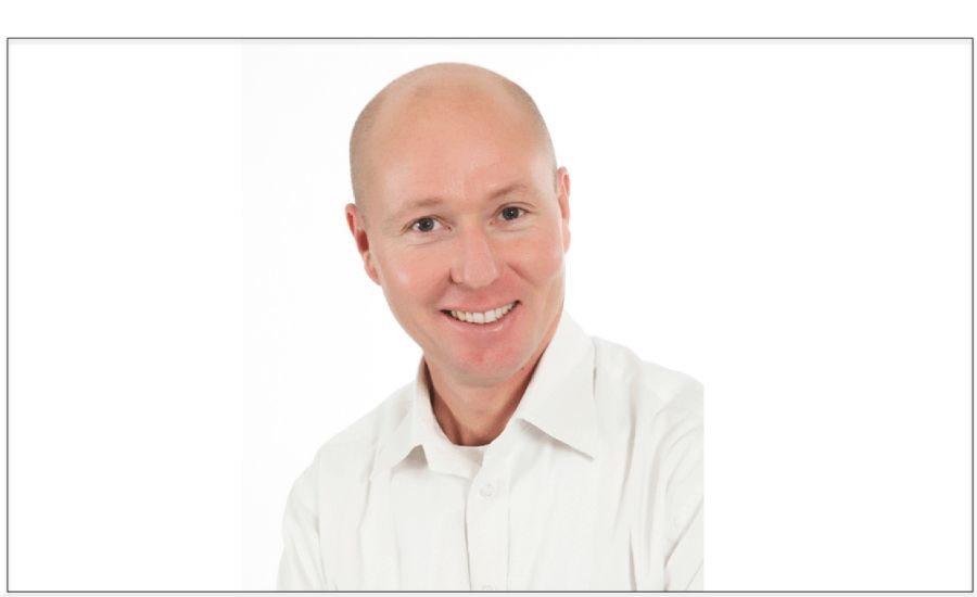 Man iklädd en vit skjorta mot en vit bakgrund