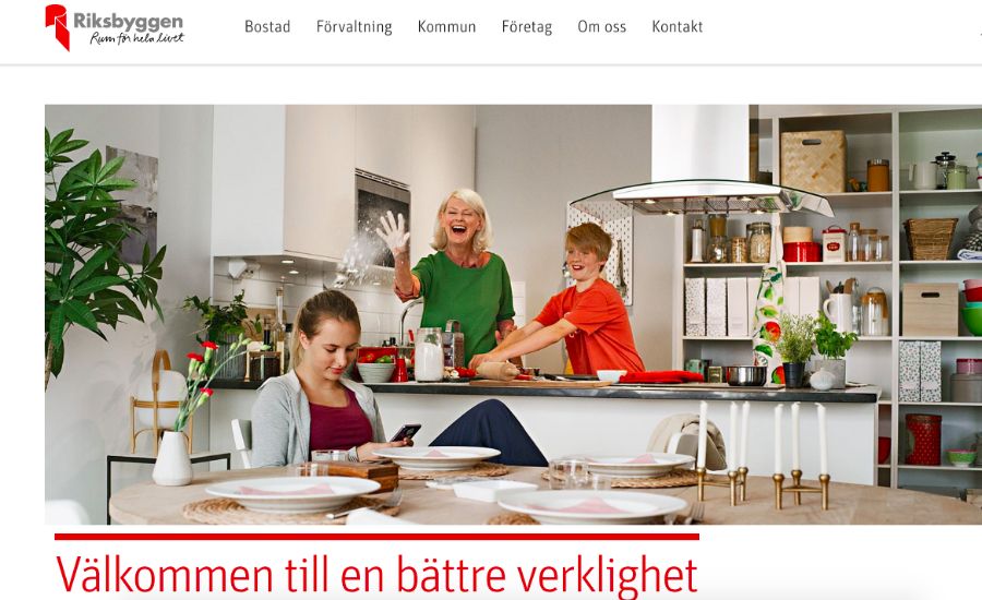 Tre personer samtalar i ett modernt kök med vit inredning och flera köksredskap synliga på bänkar och hyllor