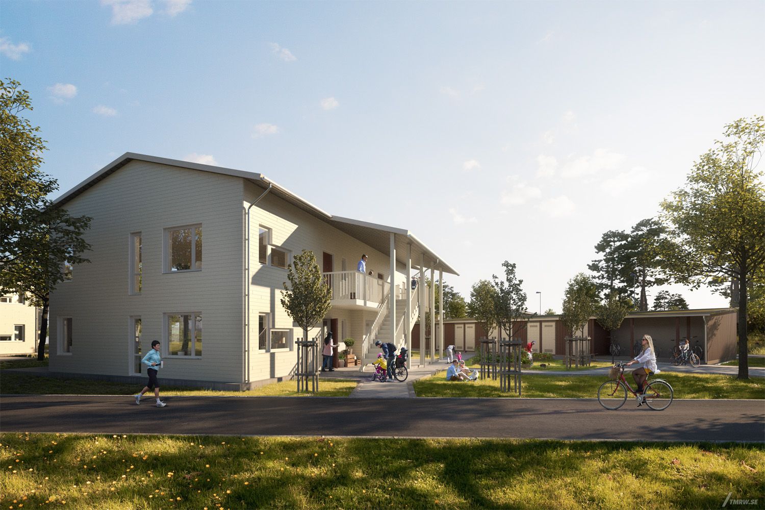 Modern bostadshus i trä med två våningar, människor som promenerar och cyklar i ett soligt miljöområde med gräs och träd