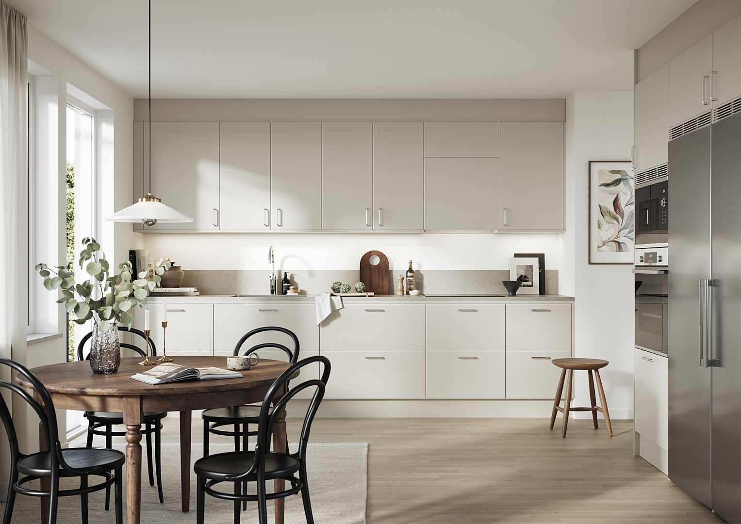 Ljus, stilren köksmiljö med vita skåp, träbord och svarta stolar