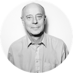 Porträtt av man i skjorta mot en vit bakgrund