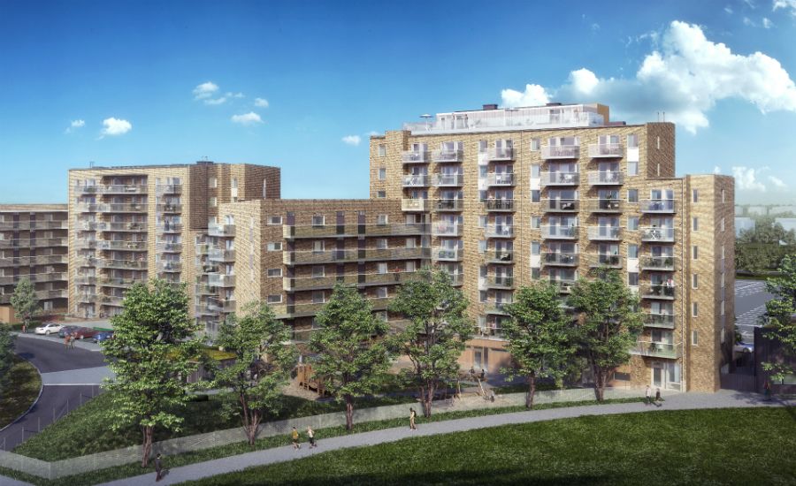 Exteriör av flerbostadshus i tegel med flera våningar, omgivna av gröna träd och grönska under en klar blå himmel