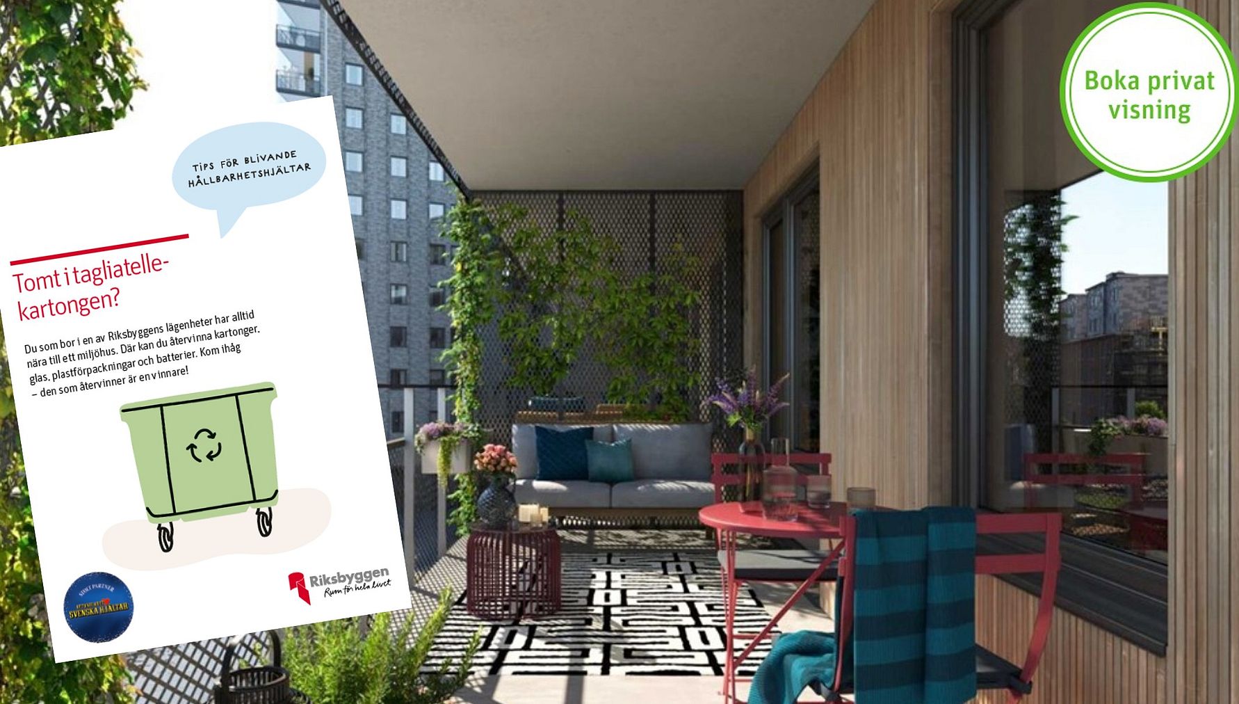 En möblerad balkong med bord och stolar, omgiven av växter. En affisch med återvinningstips och texten "Boka privat visning" syns i bilden