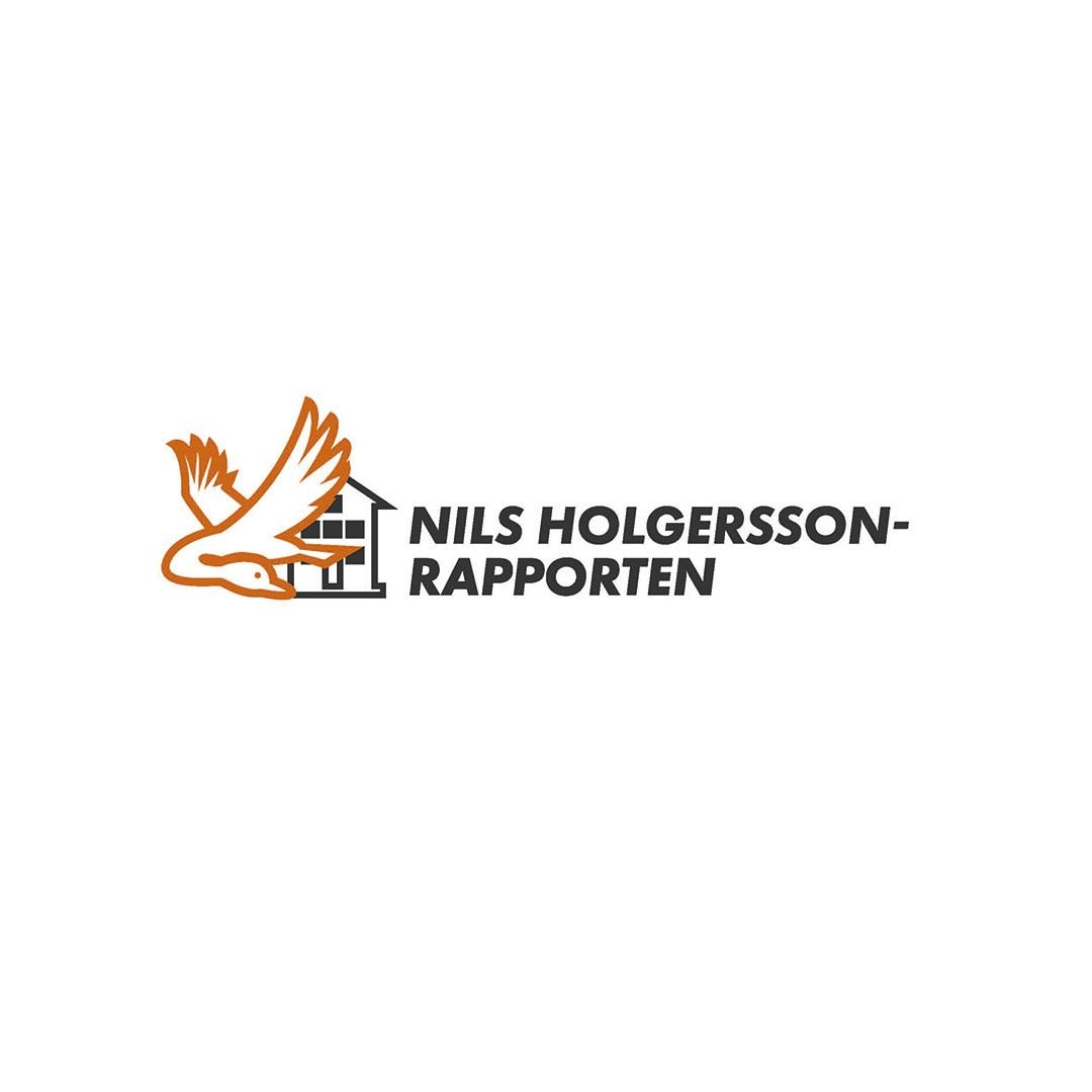 Logotyp för Nils Holgersson-rapporten med en orange flygande gås och ett hus i bakgrunden