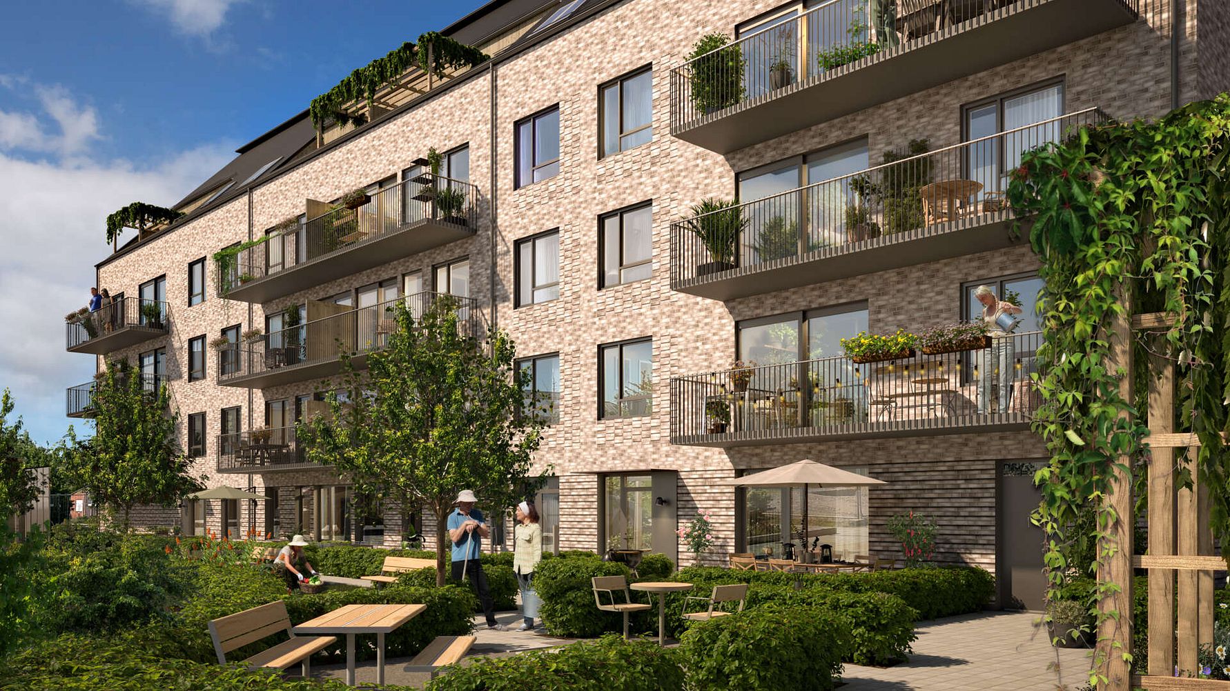 Flerfamiljshus i tegel med balkonger och gröna växter, omgivna av en trädgård med bänkar, träd och människor