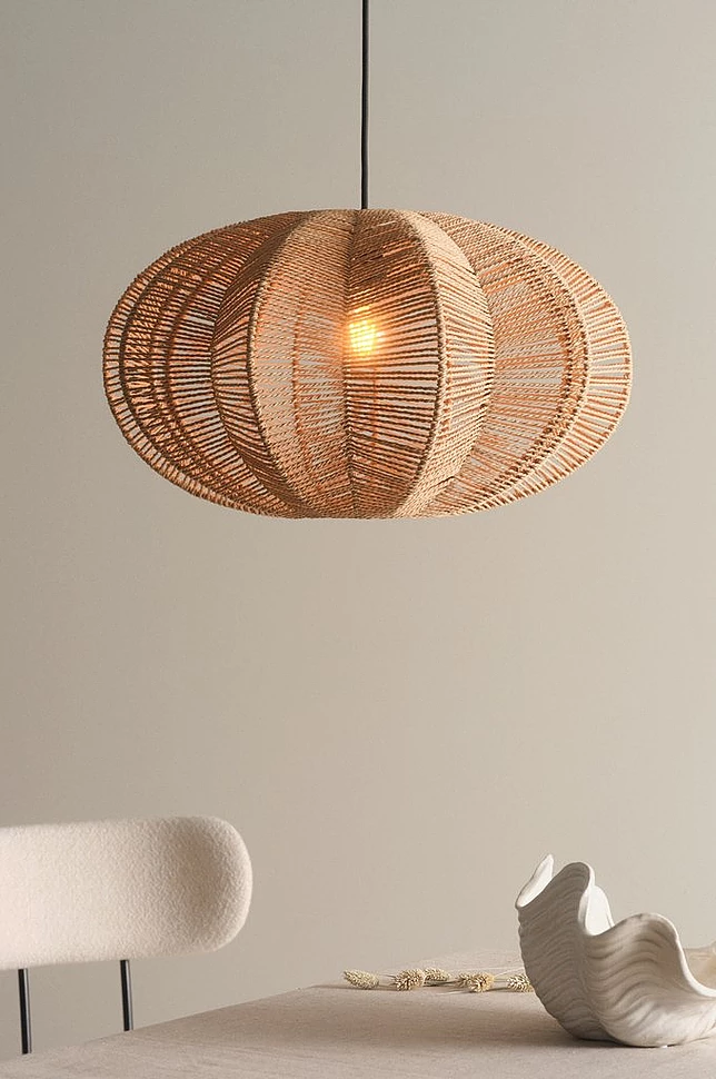 Rottinglampa som h&auml;nger &ouml;ver matbord fr&aring;n Jotex. 