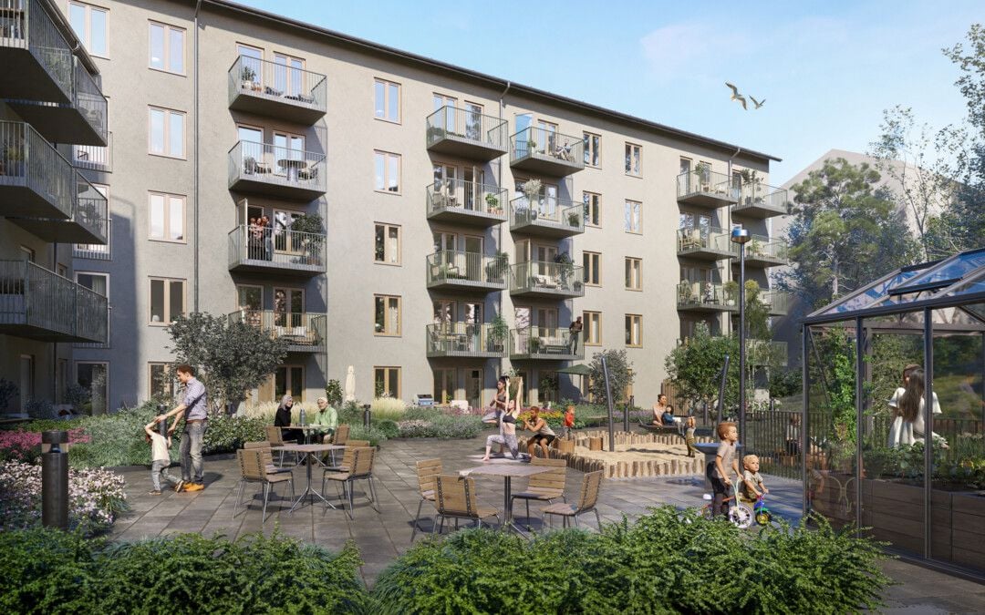 Bostadshus med flera våningar och balkonger, omgiven av en trädgård med sittplatser, lekplats och växthus