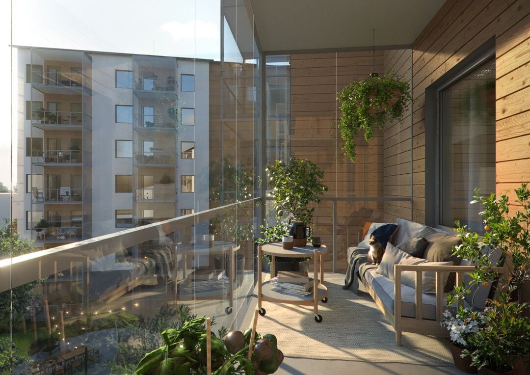 Modernt inglasat balkongområde med träpaneler, möbler, grönska och utsikt över en bostadsbyggnad och trädgård