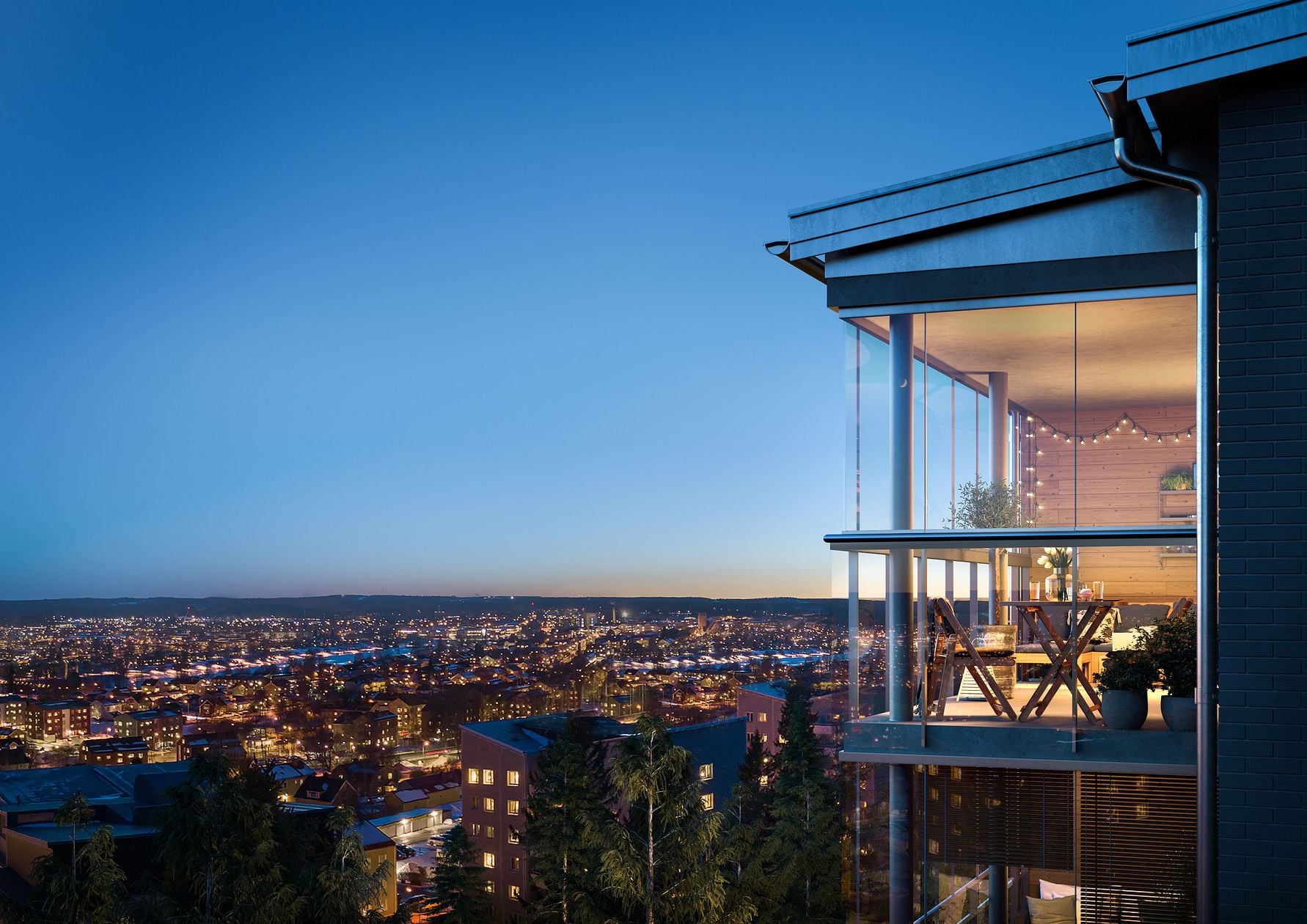 Exteriör av en modern lägenhet med stora glaspartier och balkong dekorerad med ljusslingor, med utsikt över en upplyst stad under en klar kvällshimmel