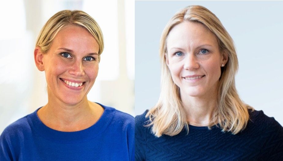 Två personer med blont hår, den ena klädd i en blå tröja och den andra i en mörkblå topp, stående mot ljusa bakgrunder